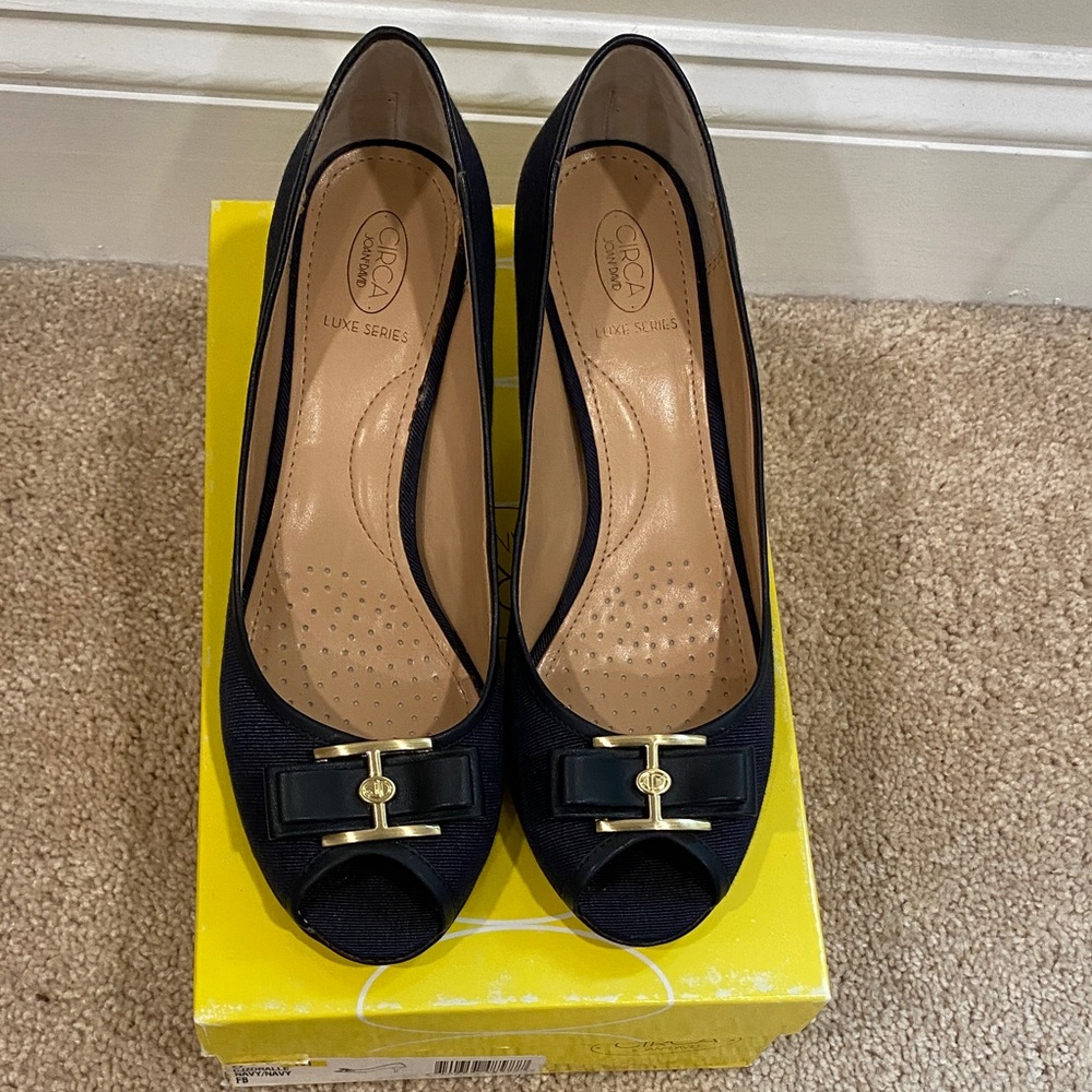 Circa Joan &David Navy Peep-Toe Heels with Gold Accent size 8M